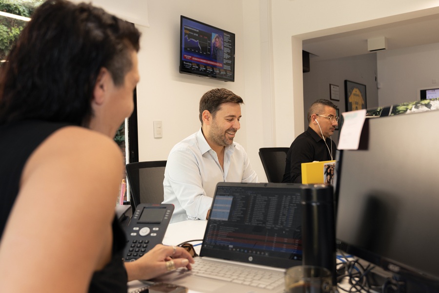 El equipo de Regum en sus oficinas.