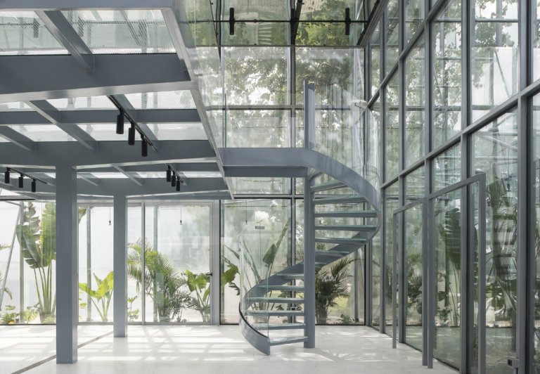 Interior del Glass Pavilion de BÍA en Punta del Este, diseñado por Pedro Livni.